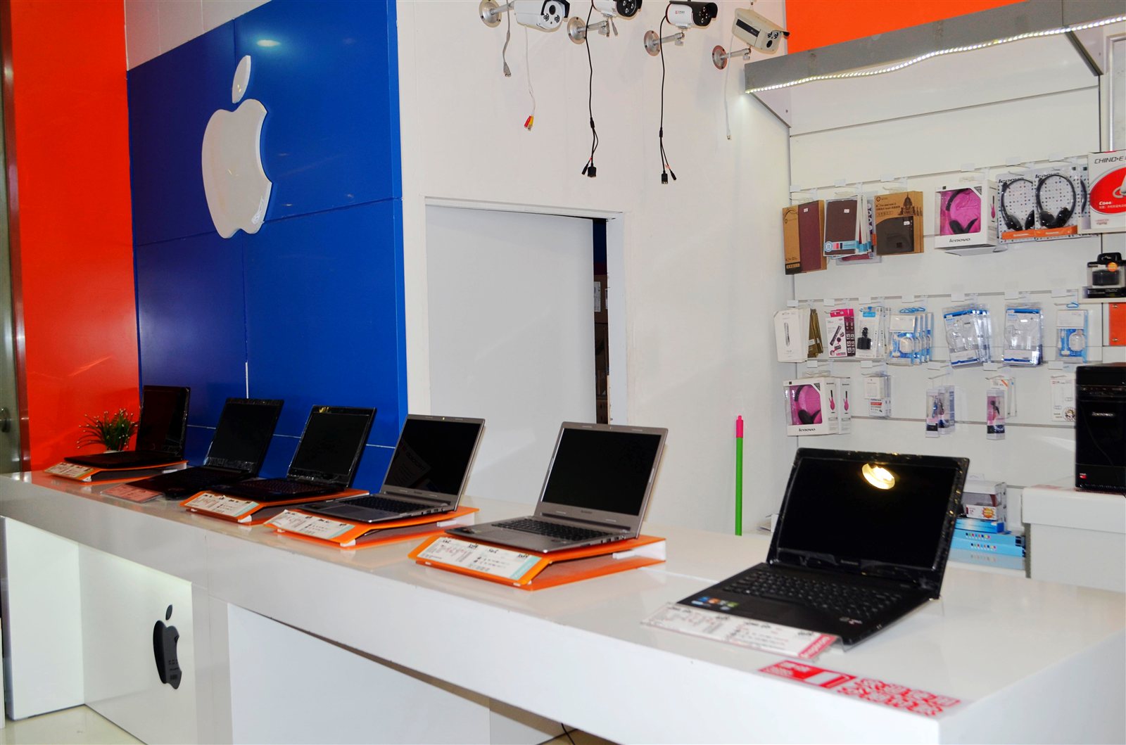 科技風電腦店裝修設(shè)計-第2張圖片-上海古都建筑設(shè)計集團 科技風電腦店裝修設(shè)計-第2張圖片-上海古都建筑設(shè)計集團