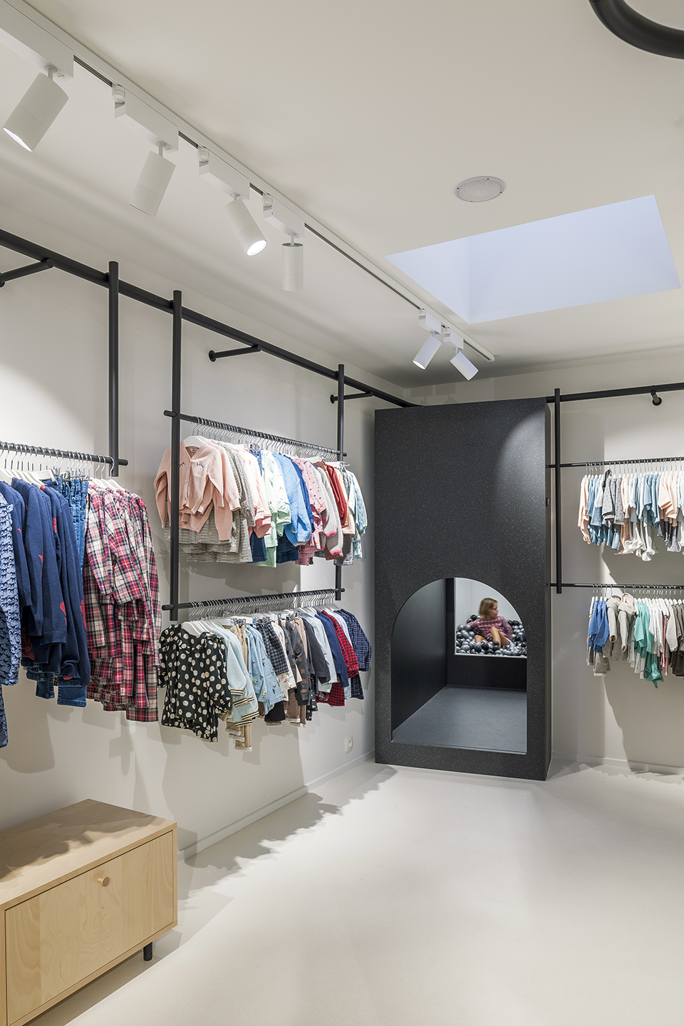 白色簡約風格服裝店裝修設計-第5張圖片-上海古都建筑設計集團 白色簡約風格服裝店裝修設計-第5張圖片-上海古都建筑設計集團